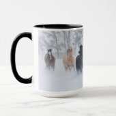 Pferde, die durch den Schnee laufen Tasse (Links)