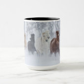 Pferde, die durch den Schnee laufen Tasse (Zentrum)