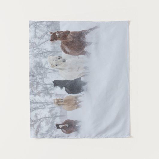 Pferde, die durch den Schnee laufen Wandteppich (Vorderseite)