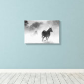 Pferde, die durch Nebel in Schwarz und Weiß laufen Leinwanddruck (Insitu (Holzboden))