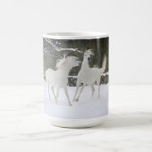 Pferde, die in der Schnee-Tasse spielen Kaffeetasse (Mittel)