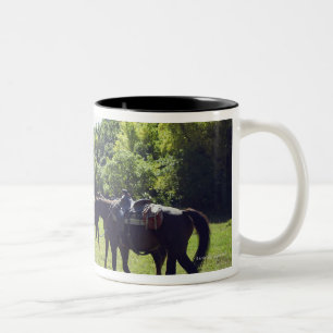 Pferde, die in eine Linie gehen Zweifarbige Tasse