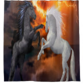 Pferde, die in einem schlechten Blitzsturm kämpfen Duschvorhang (Vorderseite)