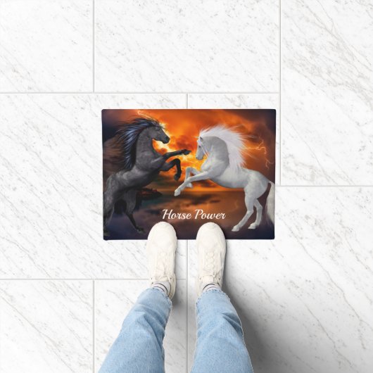 Pferde, die in einem schlechten Blitzsturm kämpfen Fußmatte (Indoor)