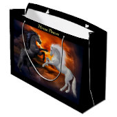 Pferde, die in einem schlechten Blitzsturm kämpfen Große Geschenktüte (Rückseite Schrägansicht)