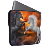 Pferde, die in einem schlechten Blitzsturm kämpfen Laptopschutzhülle (Vorne Rechts)