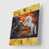 Pferde, die in einem schlechten Blitzsturm kämpfen Quadratische Wanduhr (Winkel)