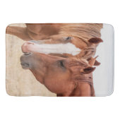 Pferde, die in einer Weide nass werden Badematte (Vorderseite)