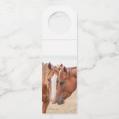 Pferde, die in einer Weide nass werden Flaschenanhänger (Rückseite)