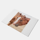 Pferde, die in einer Weide nass werden Fußmatte (Schrägansicht)