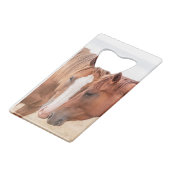 Pferde, die in einer Weide nass werden Geldbeutel Flaschenöffner (Vorderseite Schrägansicht)