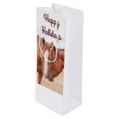 Pferde, die in einer Weide nass werden Geschenktüte Für Weinflaschen (Vorderseite Schrägansicht)