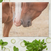 Pferde, die in einer Weide nass werden Geschirrtuch (Gefaltet)