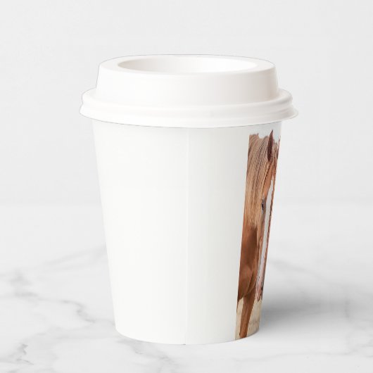 Pferde, die in einer Weide nass werden Pappbecher (Rechts)