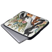 Pferde, die sich zwischen lebendigen Blume und Pfl Laptopschutzhülle (Vorne Knopf)