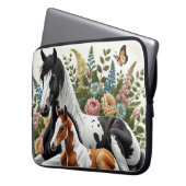 Pferde, die sich zwischen lebendigen Blume und Pfl Laptopschutzhülle (Vorderseite Links)