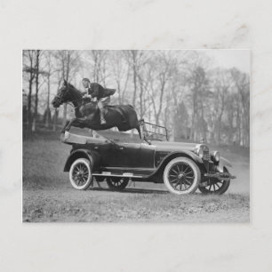 Pferde, die über den Automobil springen, 1923 Postkarte