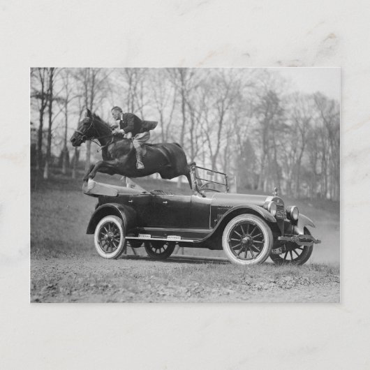 Pferde, die über den Automobil springen, 1923 Postkarte (Vorderseite)