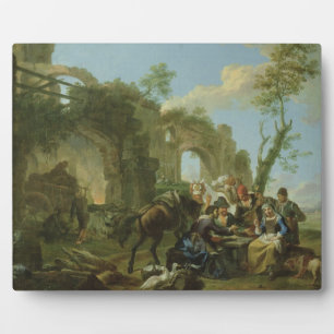 Pferde, die unter klassischen Ruinen mit einem For Fotoplatte