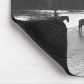 Pferde, die von trinken und einen Fluss kreuzen Mousepad (Ecke)