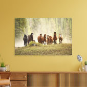 Pferde, die während der Roundup einen kleinen Hüge Leinwanddruck (Insitu (Wohnzimmer))