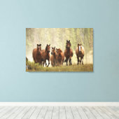 Pferde, die während der Roundup einen kleinen Hüge Leinwanddruck (Insitu (Holzboden))