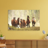 Pferde, die während der Roundup einen kleinen Hüge Leinwanddruck (Insitu (Wohnzimmer))