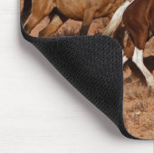Pferde durch das große Horn MT der Muschel Wyoming Mousepad (Ecke)