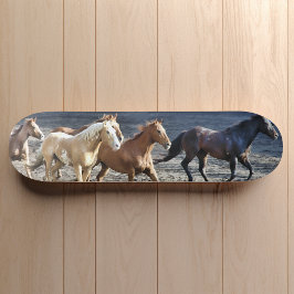 Pferde Galopp im Surfbrett Skateboard
