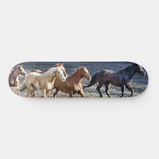 Pferde Galopp im Surfbrett Skateboard (Horizontal)