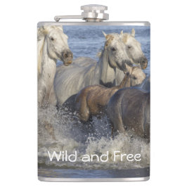 Pferde galoppieren im Wasser Flachmann