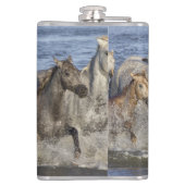 Pferde galoppieren im Wasser Flachmann (Rückseite)