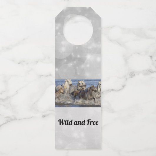 Pferde galoppieren im Wasser Flaschenanhänger (Vorderseite)