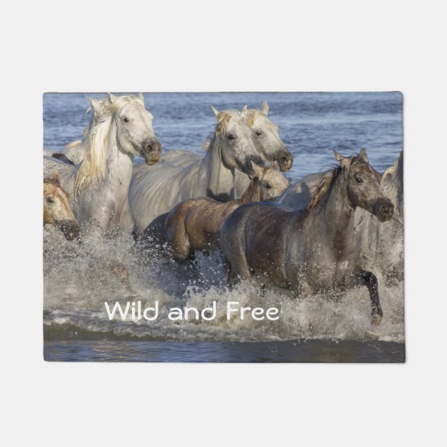 Pferde galoppieren im Wasser Fußmatte (Vorderseite)