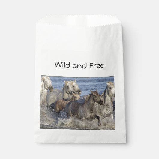 Pferde galoppieren im Wasser Geschenktütchen (Vorderseite)