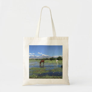 Pferde Grazing unter den Sierra Nevada Tragetasche