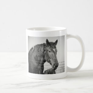 Pferde hinter dem Zaun in Schwarz-Weiß Kaffeetasse