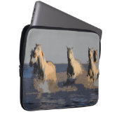 Pferde im Meer - Wilde Pferde Laptopschutzhülle (Vorne Rechts)