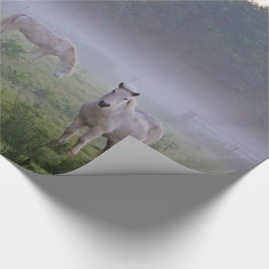 Pferde im Nebellandschafts-Packpapier Geschenkpapier (Ecke)