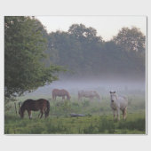 Pferde im Nebellandschafts-Packpapier Geschenkpapier (Flach)