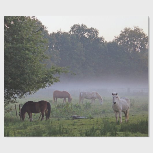 Pferde im Nebellandschafts-Packpapier Geschenkpapier (Flach)