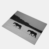 Pferde im Schnee dmcna Fußmatte (Schrägansicht)