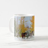 Pferde im Schnee mit farbigem Baum Kaffeetasse (Vorderseite Links)