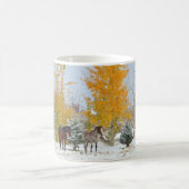 Pferde im Schnee mit farbigem Baum Kaffeetasse (Mittel)