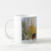 Pferde im Schnee mit farbigem Baum Kaffeetasse (Links)
