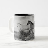 Pferde im Schnee - Schwarzweiss Zweifarbige Tasse (Vorderseite Links)