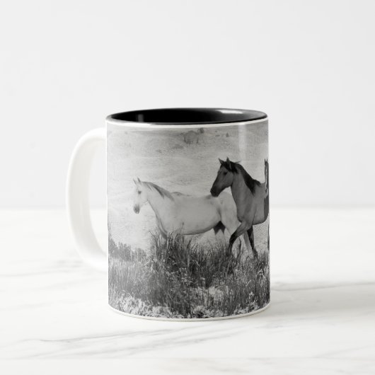 Pferde im Schnee - Schwarzweiss Zweifarbige Tasse (Vorderseite Links)