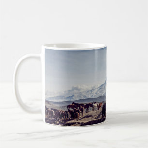 PFERDE IN BROWN OFFENEM FELD MIT BLICK BERG AM TAG KAFFEETASSE