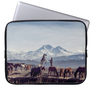 PFERDE IN BROWN OFFENEM FELD MIT BLICK BERG AM TAG LAPTOPSCHUTZHÜLLE