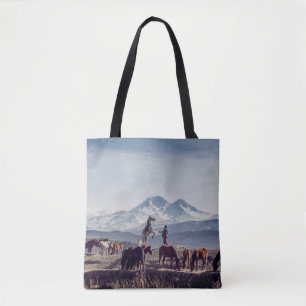PFERDE IN BROWN OFFENEM FELD MIT BLICK BERG AM TAG TASCHE